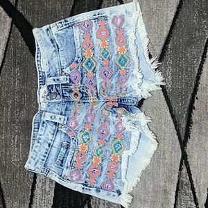 BUCKLE DAYTRIP CAPRICORN STUD EMBROIDERED ACID WASH RAW DENIM JEAN SHORTS